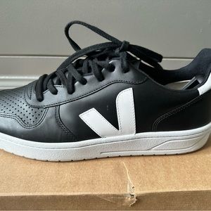 Men’s Veja V-10 Black & White Leather Sneaker Size 12US